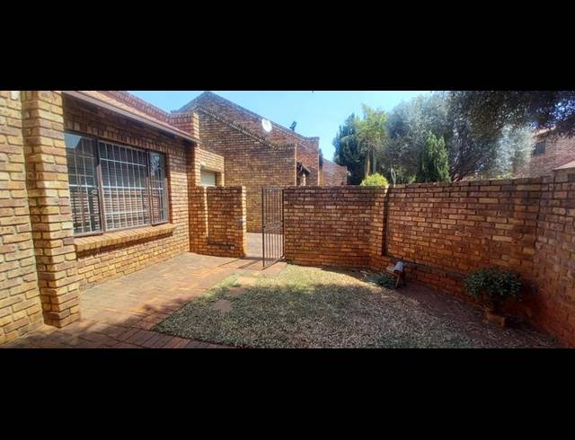 3 BEDROOM TOWNHOUSE FOR SALE IN DIE HOEWES